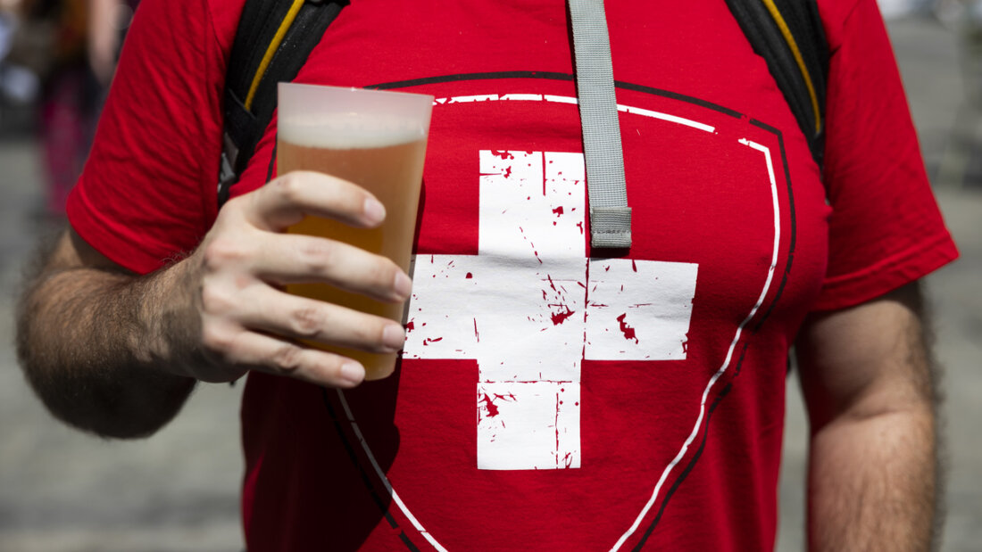 Der Bierabsatz in der Schweiz ist im Braujahr 2024/25 erneut gesunken . Wachstum gab es bei den alkoholfreien Bieren. (Symbolbild) 20251126113923660.jpg