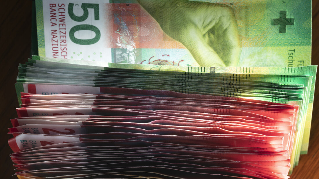 Menschen in der Deutschschweiz können mehr Geld auf die Seite legen als Leute in der Romandie. Auch die finanzielle Zufriedenheit ist in der Westschweiz tiefer, wie eine neue Studie der Bank Cler zeigt. (Symbolbild) 20251127081816582.jpg