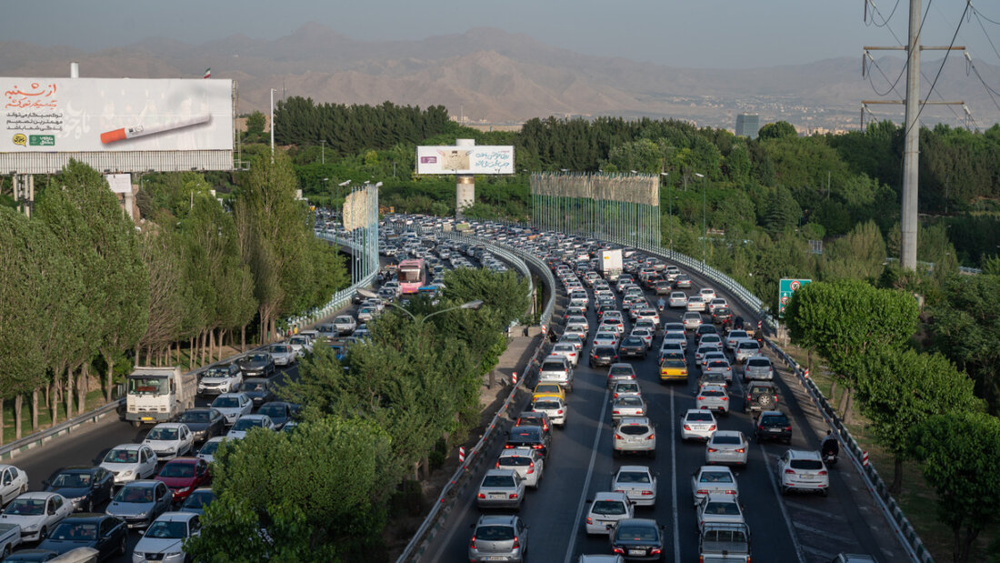 ARCHIV - Verkehr in der iranischen Hauptstadt Teheran. Foto: Arne Immanuel Bänsch/dpa/Archivbild 20251207085655067.jpg