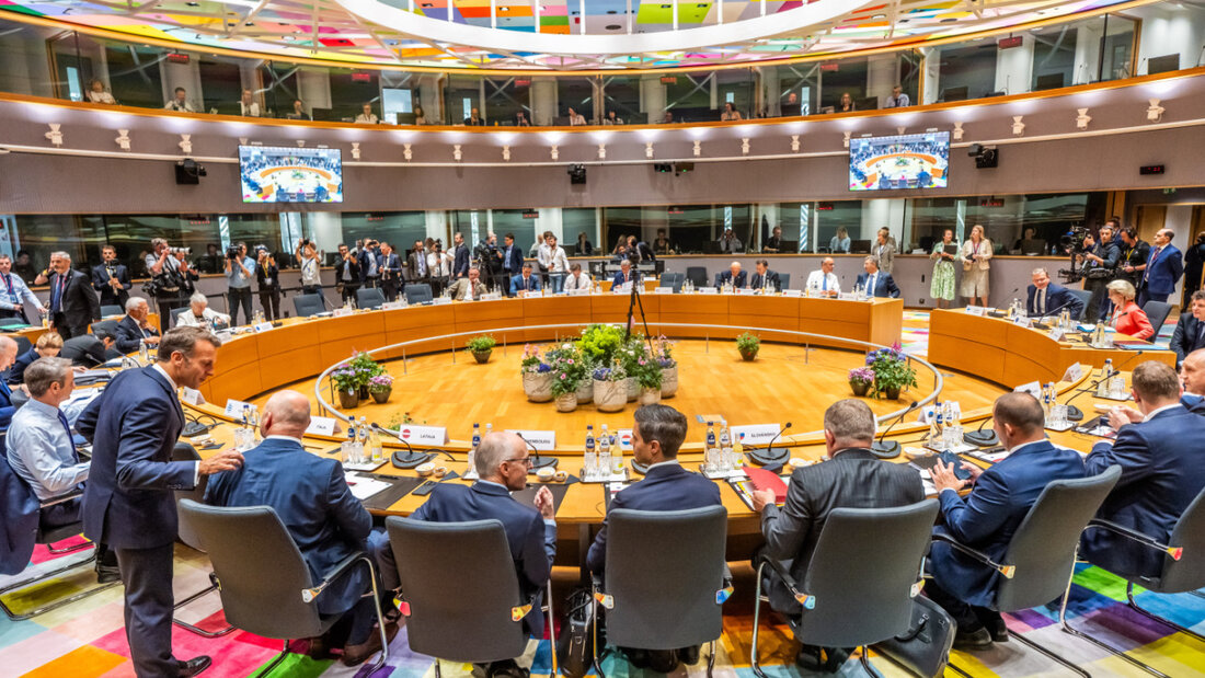 Emmanuel Macron (l), Präsident von Frankreich, kommt zu den Beratungen beim EU Gipfel, dem Treffen der Staats- und Regierungschefs der EU, mit dem Thema des Gemeinschaftshaushalts ab 2028. Foto: Michael Kappeler/dpa 20260619155535160.jpg