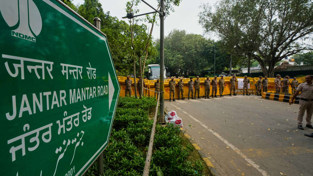 Sicherheitskräfte stehen an den Absperrungen auf einer Straße, die zum Hauptschauplatz der Demonstration führt, während einer Kundgebung in Neu-Delhi, bei der der Rücktritt des Wahlkommissars Gyanesh Kumar gefordert wird. Foto: Manish Swarup/AP/dpa 20261010115856195.jpg