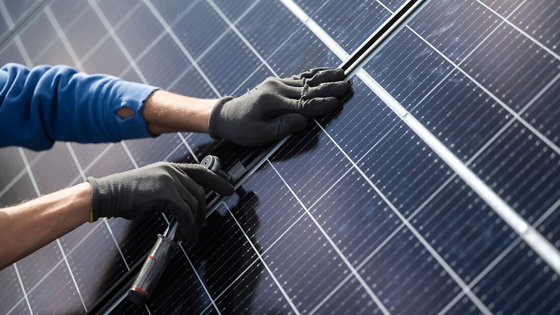 In Graubünden wird die Förderung von Photovoltaikanlagen auf Dächern oder an Fassaden von Wohngebäuden ausgebaut. (Symbolbild) 20250423153513132.jpg