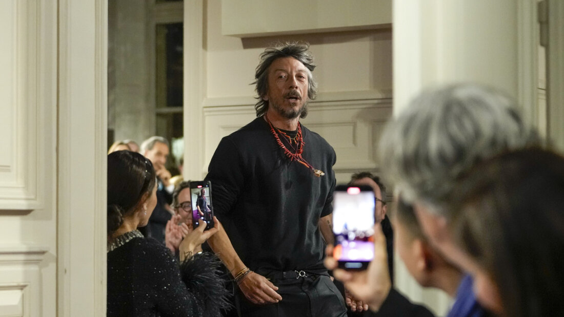 ARCHIV - Designer Pierpaolo Piccioli. Foto: Thibault Camus/AP/dpa/Archivbild 20250520141810821.jpg