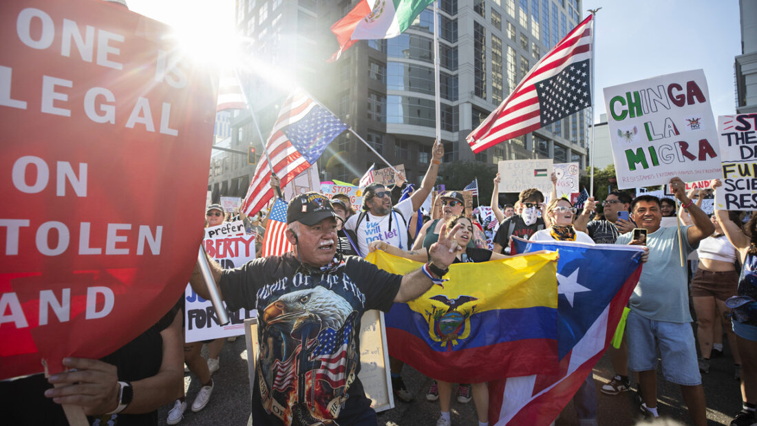 Demonstranten demonstrieren vor dem Rathaus von Orlando mit dem Motto "No Kings". Foto: Willie J. Allen Jr./Orlando Sentinel/AP/dpa - ACHTUNG: Nur zur redaktionellen Verwendung im Zusammenhang mit der aktuellen Berichterstattung und nur mit vollständiger Nennung des vorstehenden Credits 20250616123721980.jpg