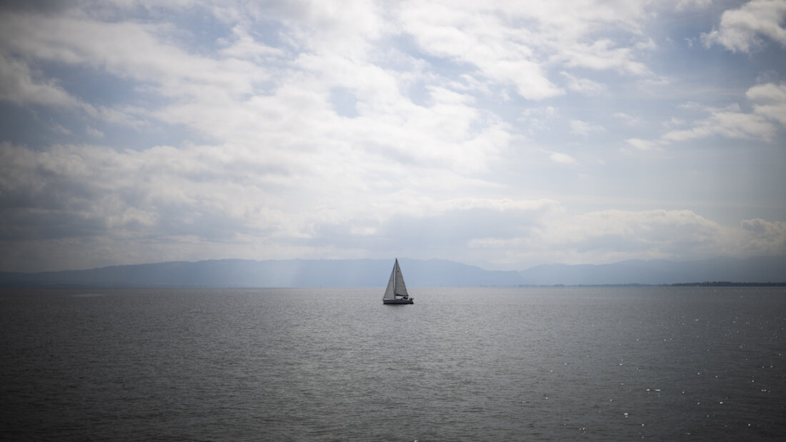 Ein Segelboot wurde im Oktober 2025 auf dem Bodensee von einem Motorboot gerammt. (Symbolbild) 20260521150237887.jpg