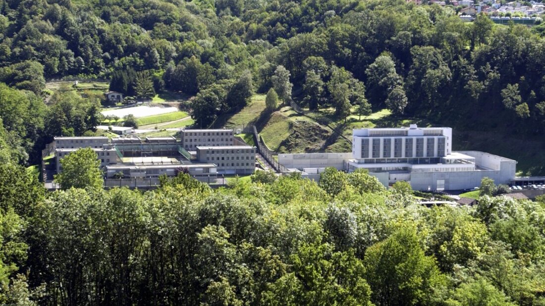 Im Prozess gegen die Juwelenräuber fordert die Tessiner Staatsanwaltschaft hohe Freiheitsstrafen. Aus Sicherheitsgründen wird die Verhandlung direkt im Gefängnis La Farera (im Bild) durchgeführt. (Archivbild) 20260609130053476.jpg