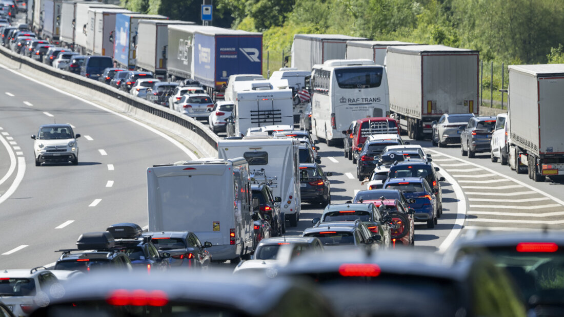 An Feiertage und während der Sommerferienzeit treten am Gotthard häufig Staus auf. (Archivbild) 20260704091533638.jpg