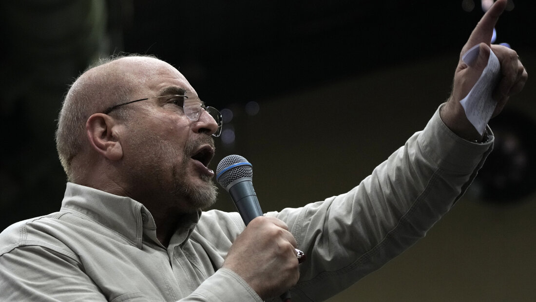 ARCHIV - Der iranische Parlamentspräsident Mohammed Bagher Ghalibaf, Kandidat für die Präsidentschaftswahlen, spricht bei einer Wahlkampfveranstaltung. Foto: Vahid Salemi/AP/dpa 20260712075446023.jpg