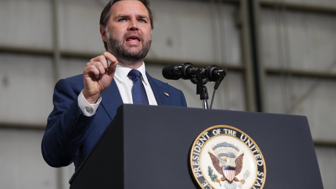 ARCHIV - Vizepräsident JD Vance spricht in Milwaukee bei einer Veranstaltung auf dem Gelände der Wisconsin Air National Guard am Milwaukee Mitchell International Airport über Maßnahmen zur Betrugsbekämpfung. Foto: Mark Schiefelbein/Pool AP/dpa 20260716001138393.jpg