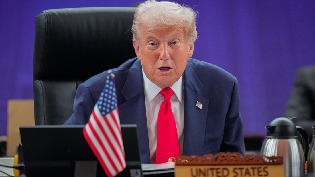 US-Präsident Donald Trump spricht während des ASEAN-USA-Gipfels. Foto: Vincent Thian/AP POOL/AP/dpa 20251026121905855.jpg
