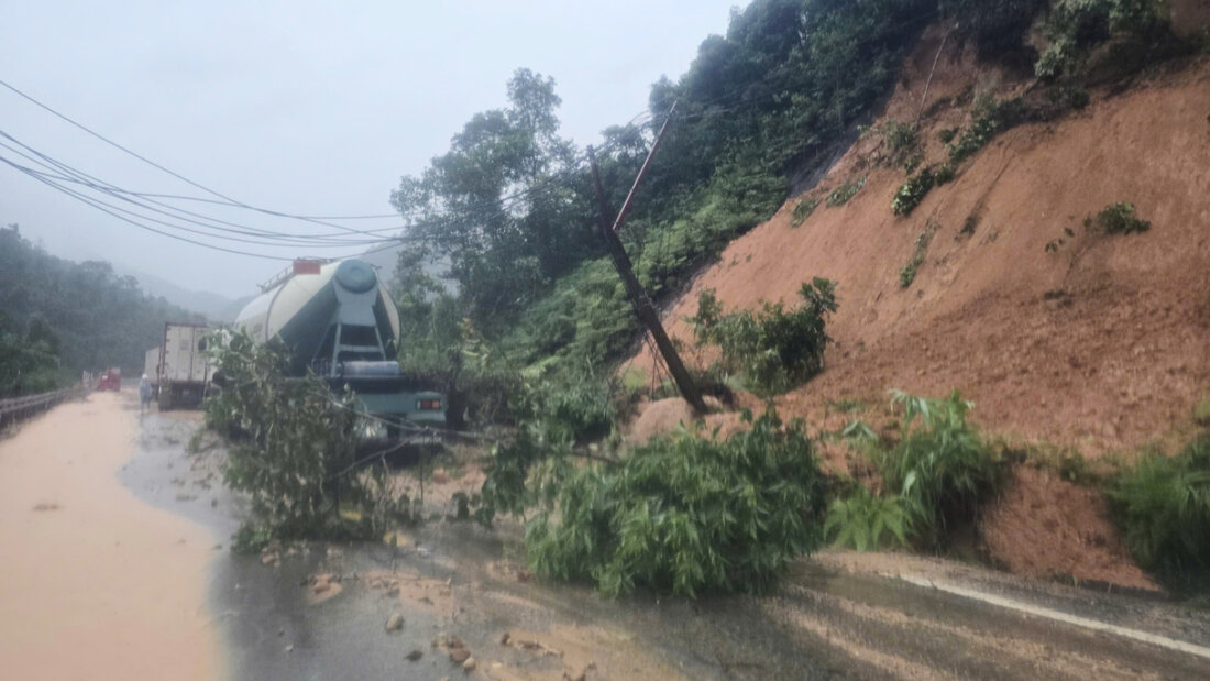 Erdrutsche blockieren die Straße am Khanh-Le-Pass, in der Nähe der Stelle, an der ein Passagierbus durch einen Erdrutsch in Khanh Hoa, Vietnam, verschüttet wurde. Foto: Dang Tuan/Vietnam News Agency/AP/dpa 20251117071053925.jpg