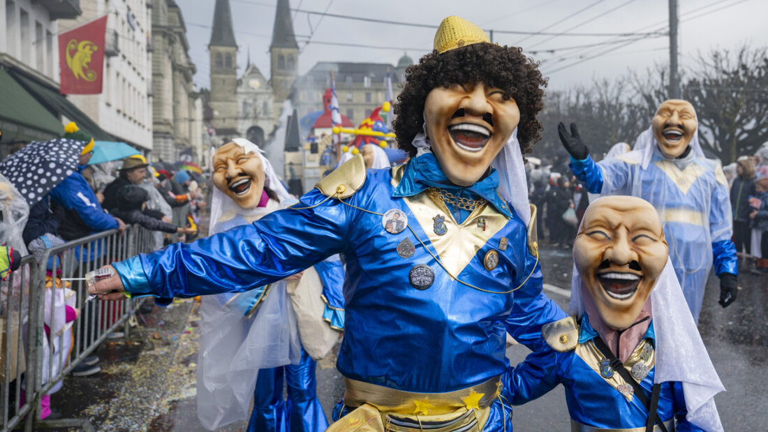 Eine Gruppe wilder Fasnachtskreaturen bei wechselhaftem Winterwetter am traditionellen Wey-Umzug in der Stadt Luzern. 20260216165858782.jpg
