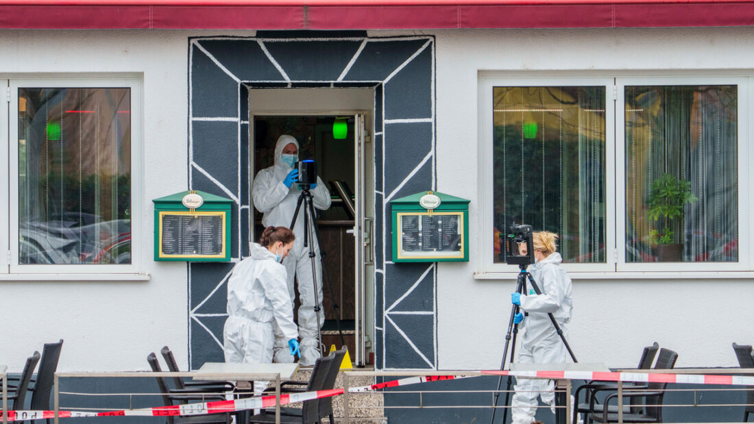 dpatopbilder - Die Spurensicherung ermittelt in einem Lokal in Raunheim nahe dem Frankfurter Flughafen, wo zwei Menschen erschossen worden sind. Foto: Andreas Arnold/dpa 20260317121721117.jpg