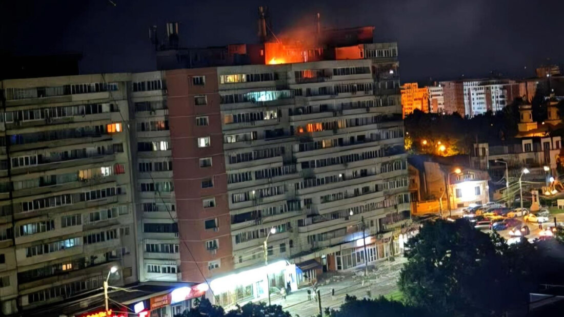 HANDOUT - Ein Brand auf dem Dach eines Wohnblocks im Osten Rumäniens. Foto: Uncredited/ISU Galati/AP/dpa - ACHTUNG: Nur zur redaktionellen Verwendung bis zum 12.06.2026 und nur mit vollständiger Nennung des vorstehenden Credits. 20260529184417148.jpg