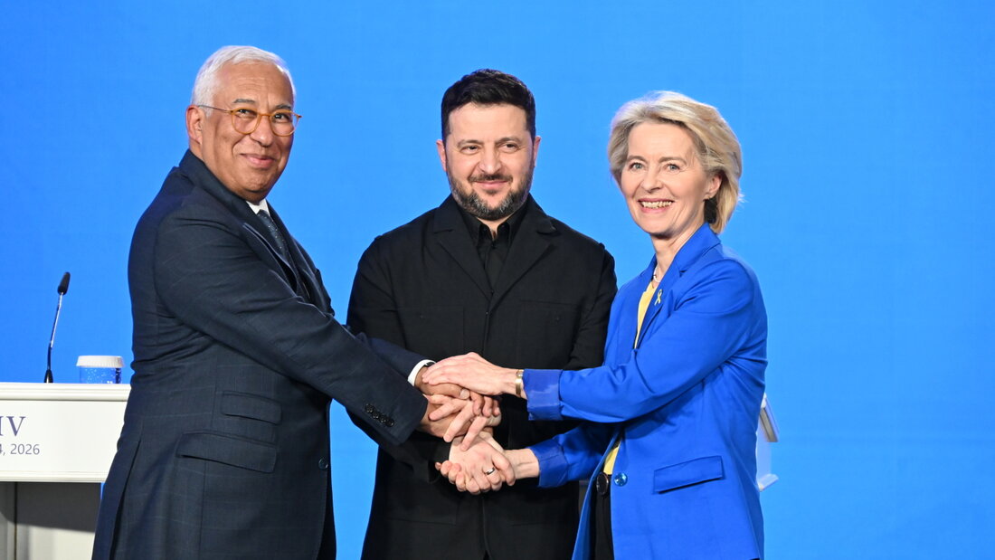 ARCHIV - EU-Ratspräsident António Costa, der ukrainische Präsident Wolodymyr Selenskyj und EU-Kommissionspräsidentin Ursula von der Leyen im Februar dieses Jahres in Kiew. Foto: Ansgar Haase/dpa/Archivbild 20260824100737382.jpg