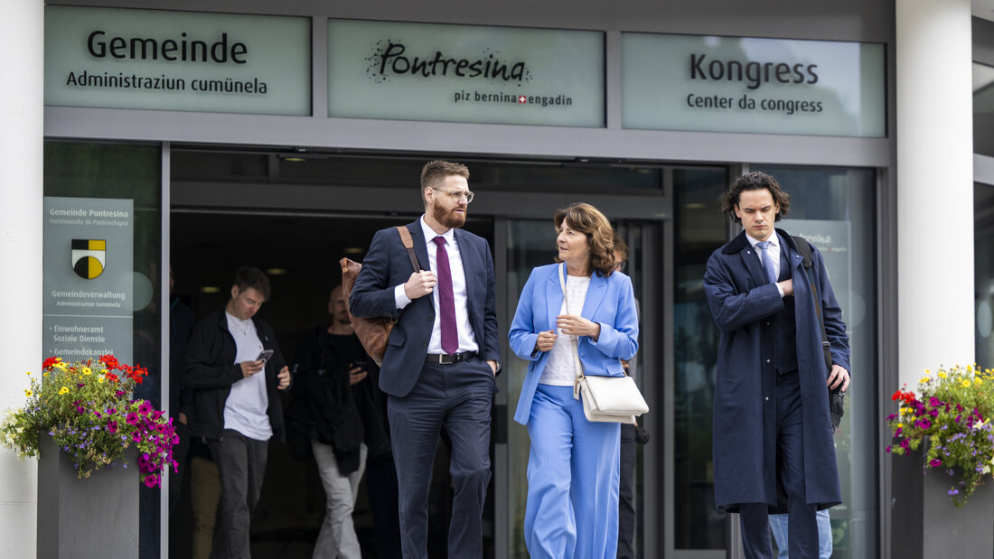 Anna Giacometti und ihr Verteidiger Patrick Dietrich (links) können aufatmen. Die FDP-Nationalrätin wurde im Bondo-Prozess vom Vorwurf der mehrfachen fahrlässigen Tötung freigesprochen. 20260904092618766.jpg