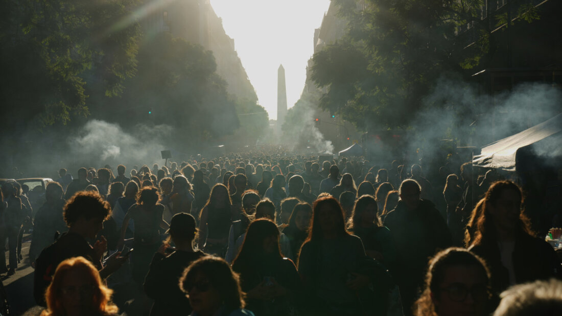 dpatopbilder - Menschen protestieren in Buenos Aires, Argentinien, und fordern von der Regierung von Präsident Milei die Einhaltung eines Finanzierungsgesetzes inmitten von tiefen Haushaltskürzungen. Foto: Rodrigo Abd/AP/dpa 20260513053637623.jpg