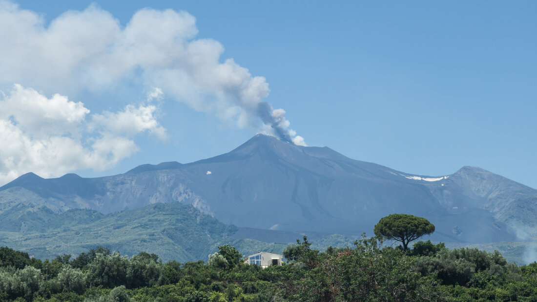 Blick auf eine Aschewolke des Vulkans Ätna. Wegen des starken Ascheausstoßes des Ätna auf der italienischen Mittelmeerinsel Sizilien ist der Flugverkehr am Flughafen Catania derzeit nur bedingt möglich. Foto: Francesco Enriquez/IPA via ZUMA Press/dpa 20260705171642971.jpg