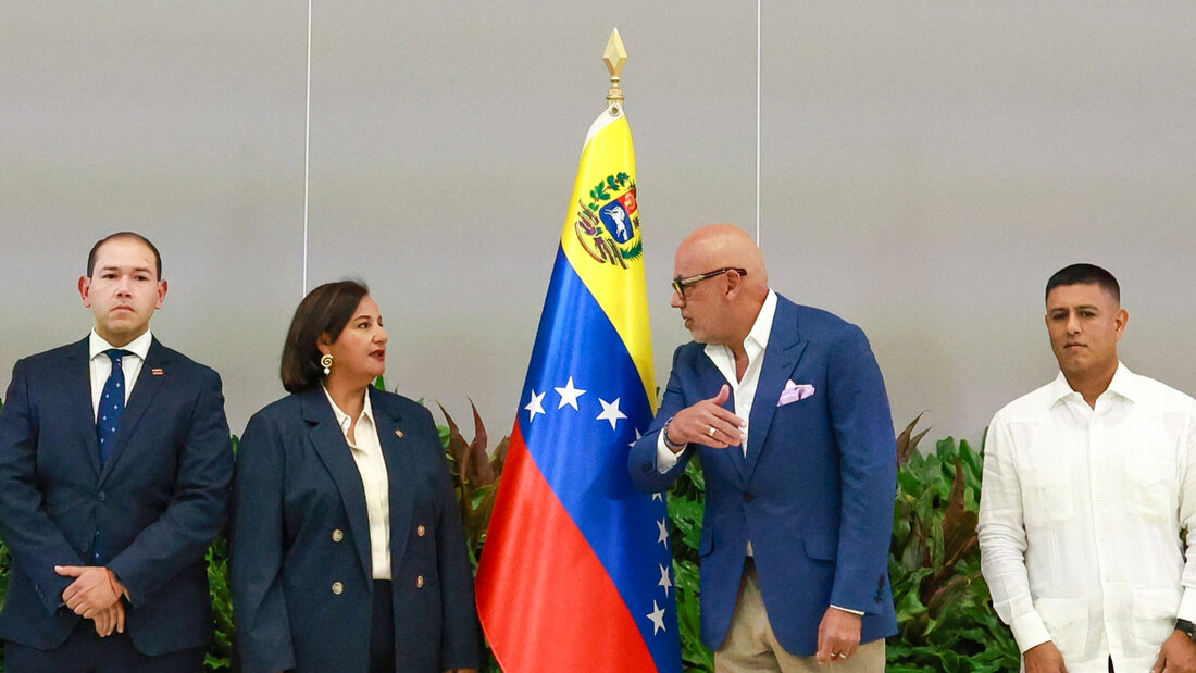 ARCHIV - Der Präsident der Nationalversammlung, Jorge Rodriguez (M., r), spricht mit der Oppositionspolitikerin Dinorah Figuera (M., l) vor der Eröffnung des Nationalen Dialogs. Foto: Javier Campos/dpa 20260815101008527.jpg