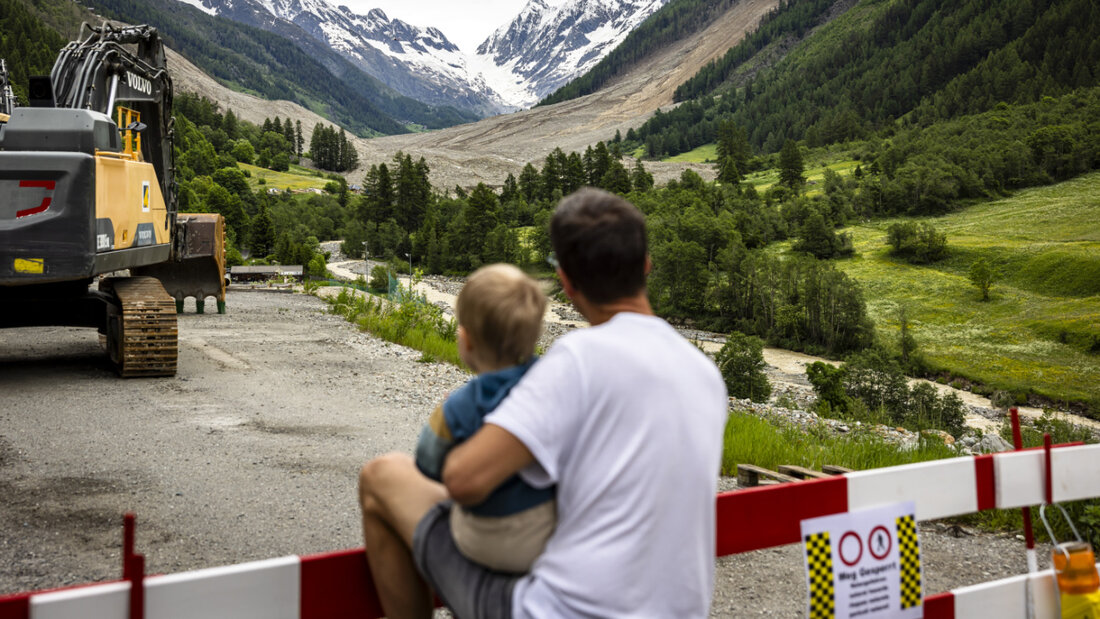 Bewohner des Lötschentals nehmen den Fluss Lonza in Augenschein. 20250606204457933.jpg
