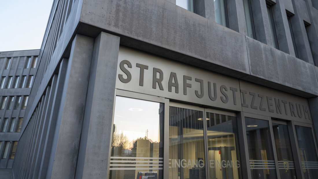 Der Prozess gegen einen 60-jährigen Schweizer, der im Jahr 2000 einen 21-jährigen Mann erschossen haben soll, begann am Montag am Baselbieter Strafgericht in Muttenz BL. (Archivbild) 20250721105856922.jpg