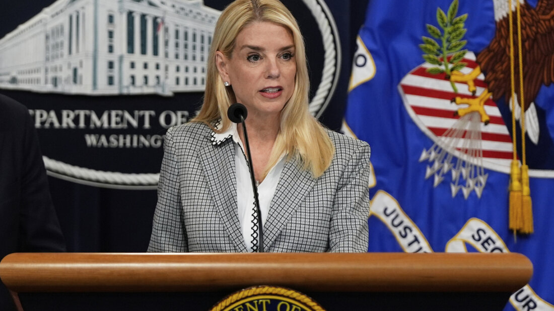 ARCHIV - Pam Bondi spricht während einer Pressekonferenz im Justizministerium. Foto: Julia Demaree Nikhinson/AP/dpa/Archivbild 20251215171619250.jpg