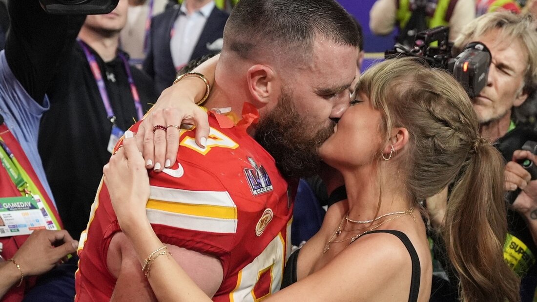 ARCHIV - Taylor Swift küsst Kansas City Chiefs Tight End Travis Kelce nach einem Sieg. Foto: John Locher/AP/dpa (Archivbild) 20260629100542618.jpg