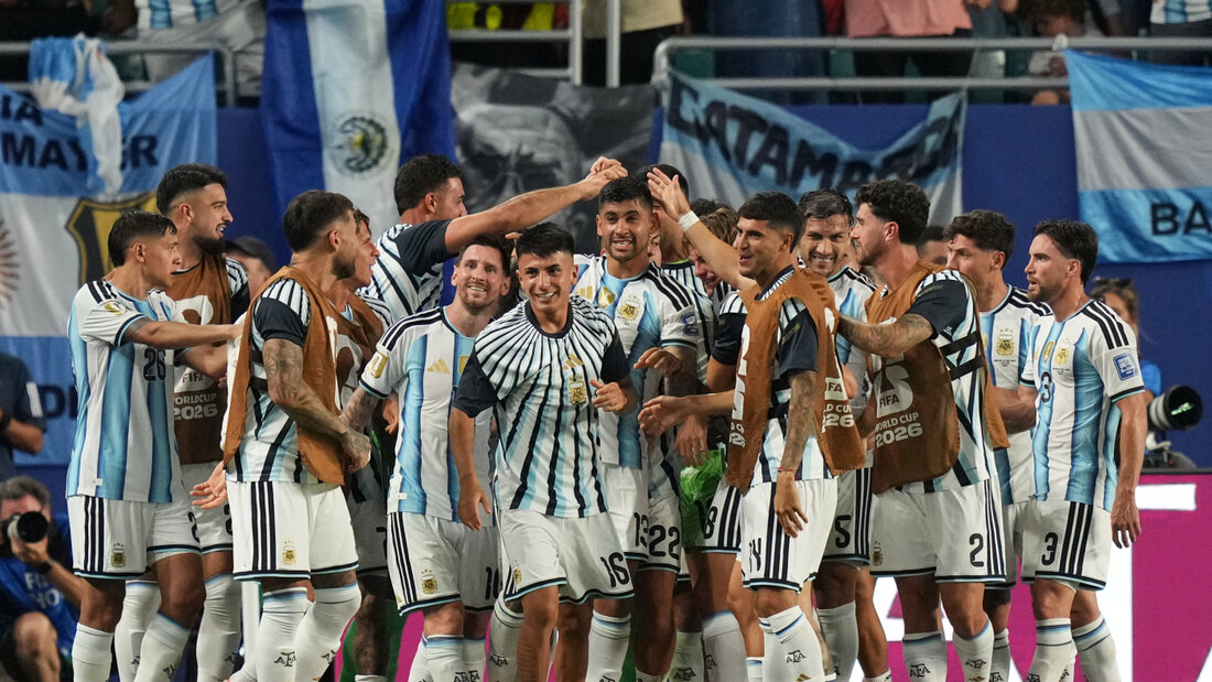 Die Argentinier um Lionel Messi feiern 20260704024722196.jpg