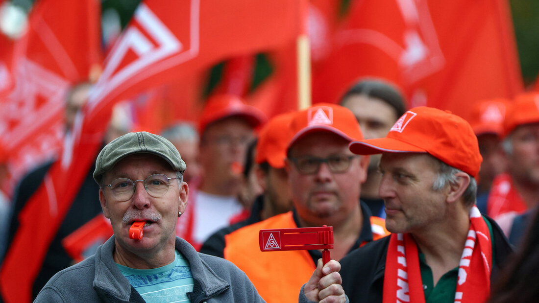 VW-Mitarbeitende haben heute an mehren Standorten gegen die Sparpläne des Konzerns und mögliche Werksschliessungen protestiert. (Archivbild) 20260709153825172.jpg