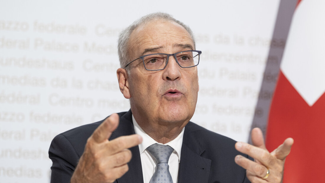 "Zu schnell zu viel verlangt": Landwirtschaftsminister Guy Parmelin erklärt vor den Medien in Bern, warum der Bundesrat am 27. September ein Nein zur Ernährungsinitiative empfiehlt. 20260811151922483.jpg