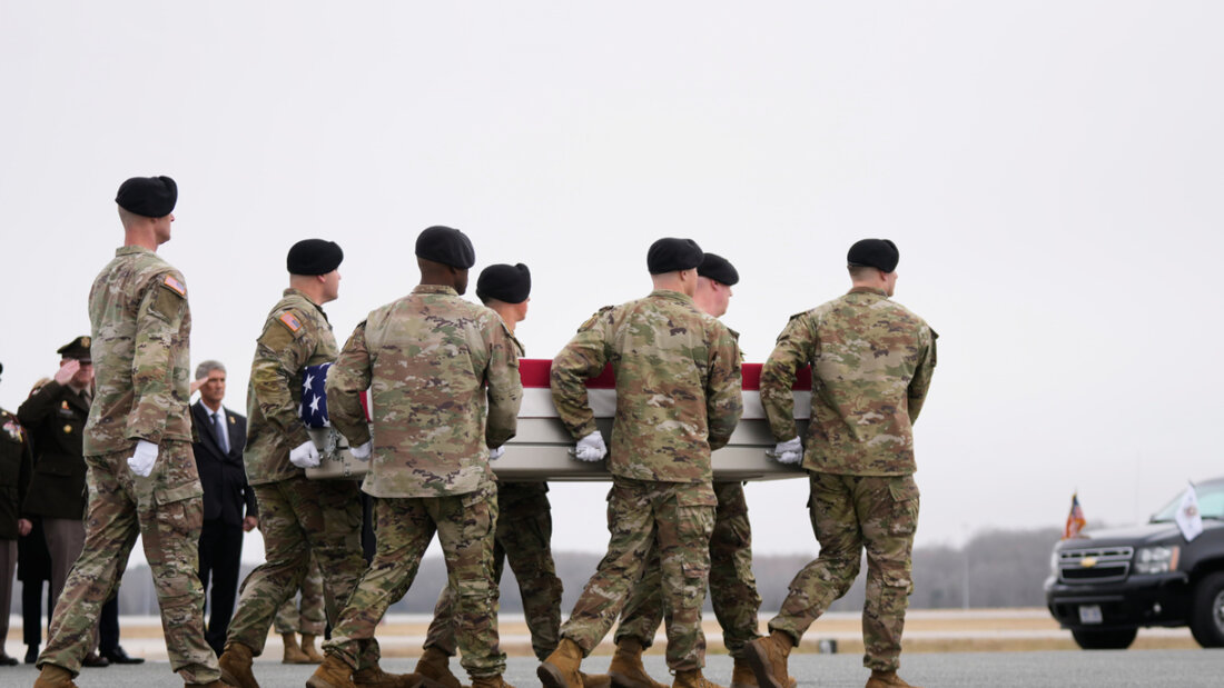 dpatopbilder - US-Soldaten tragen eine mit einer US-Flagge bedeckte Transportkiste mit den sterblichen Überresten eines US-Soldaten. Foto: Mark Schiefelbein/AP/dpa 20260308223330497.jpg