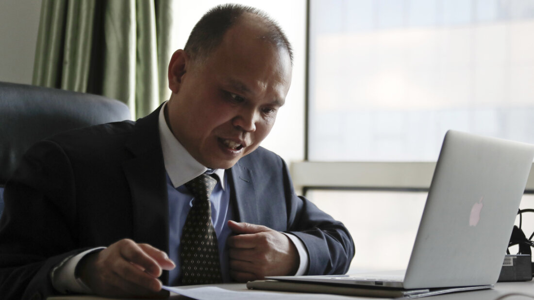 ARCHIV - Der chinesische Bürgerrechtsanwalt Yu Wensheng arbeitet an seinem Laptop. Foto: Andy Wong/AP/dpa 20260414034328905.jpg