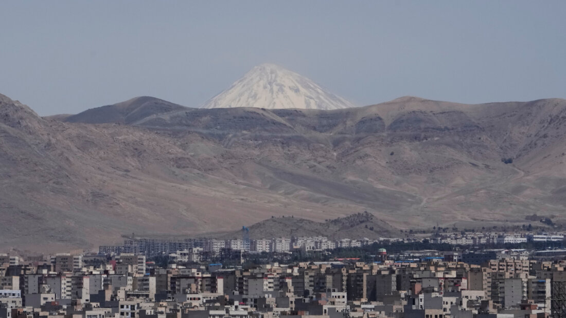 ARCHIV - Der Damavand-Gipfel, der höchste Gipfel im Iran, ist im Südosten Teherans zu sehen. Foto: Vahid Salemi/AP/dpa/Symbolbild 20260602170728984.jpg
