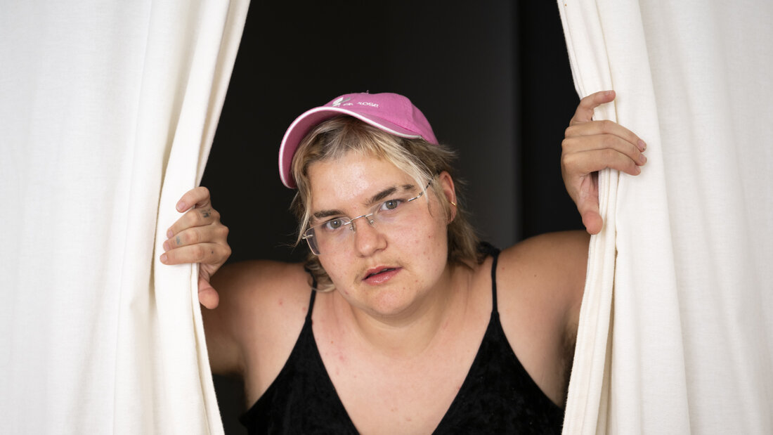 Die Tessiner Künstlerin Rebecca Solari ist in verschiedenen Disziplinen und Sprachen zu Hause. Am Wochenende performt sie auf dem Klausenpass. 20260702125908449.jpg