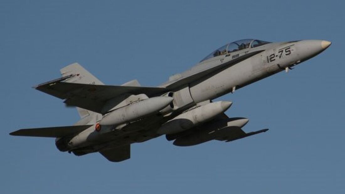 ARCHIV - Eine F-18 der Luftwaffe begleitet ein Flugzeug von Air Canada, das auf dem Flughafen Barajas notlanden musste. Das Flugzeug mit 130 Passagieren an Bord ist wegen eines beschädigten Reifens stundenlang über ein Gebiet bei Madrid gekreist. Foto: Europa Press/dpa 20260816074722110.jpg