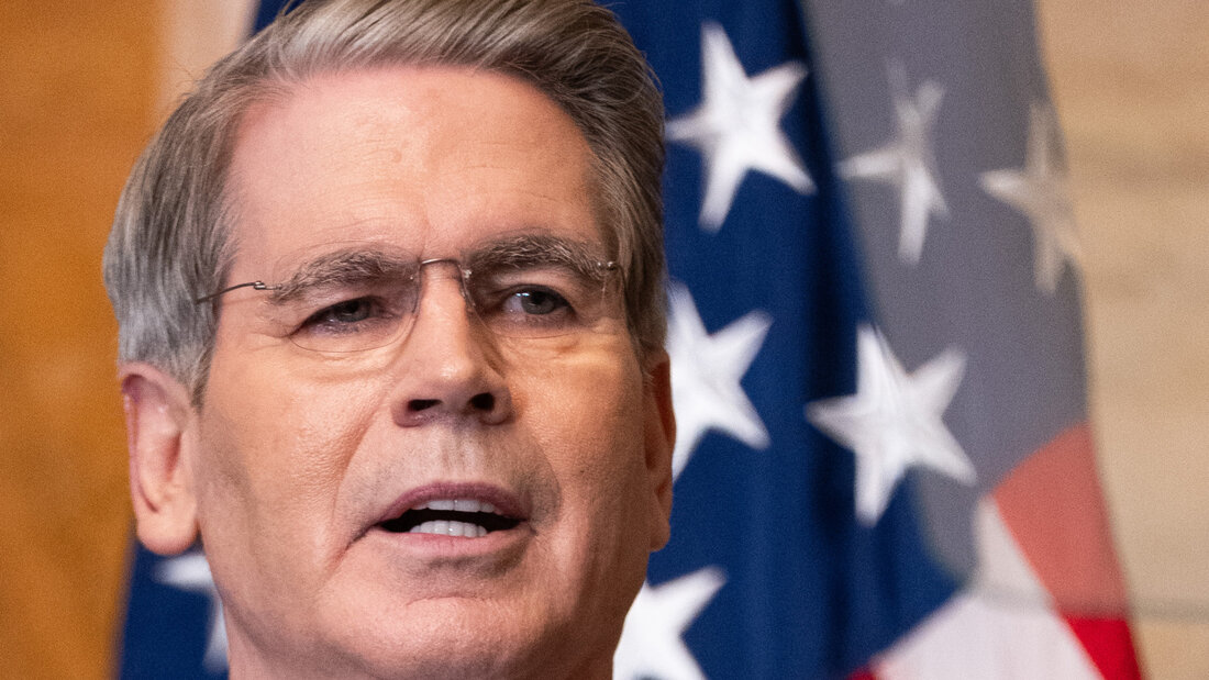 ARCHIV - US-Finanzminister Scott Bessent spricht bei einer Veranstaltung im US-Finanzministerium. Foto: Allison Robbert/FR172296 AP/dpa 20260825053355509.jpg