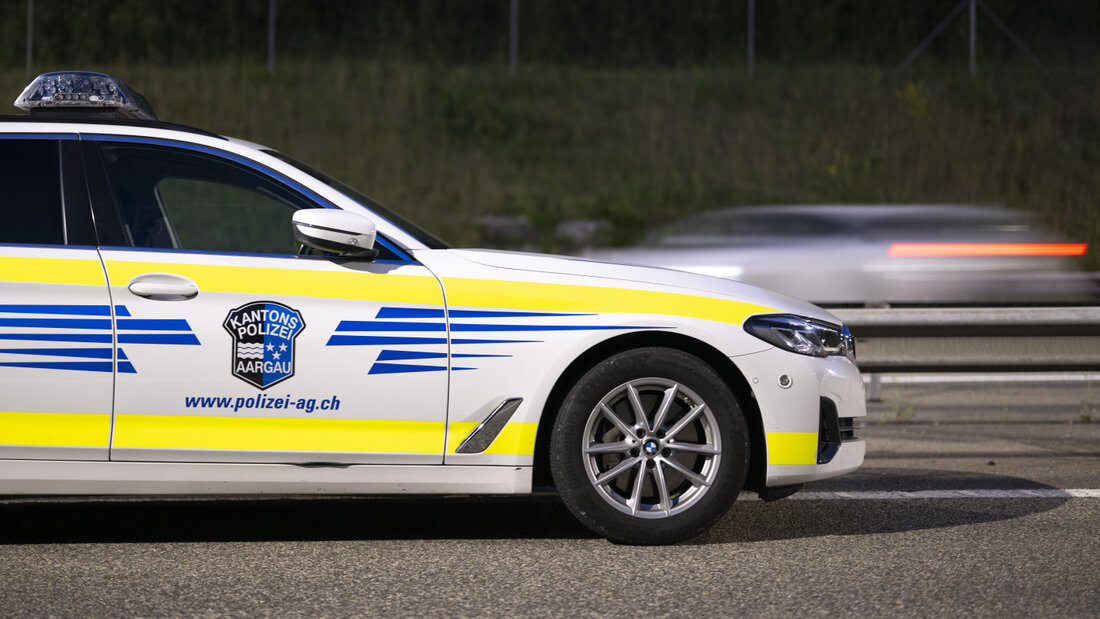 Die Polizei steht mit einem Grossaufgebot in Aarau im Einsatz. (Symbolbild) 20260830061938013.jpg