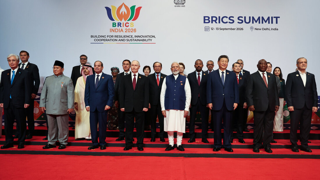 Teilnehmer des "BRICS Plus Outreach"-Formats posieren für ein Foto. Foto: Alexander Kazakov/Pool Sputnik Kremlin via AP/dpa 20260913130112556.jpg