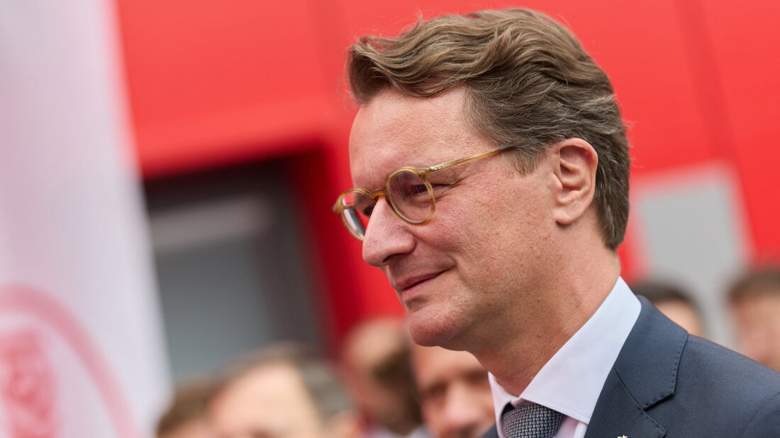 Hendrik Wüst (CDU), Ministerpräsident von Nordrhein-Westfalen, besucht das Werk Elmadag von Henkel. Wüst hält sich im Rahmen des 65. Jubiläums des deutsch-türkischen Anwerbeabkommens zu einer dreitägigen Reise in der Türkei auf. Foto: Rolf Vennenbernd/dpa 20260928135352565.jpg