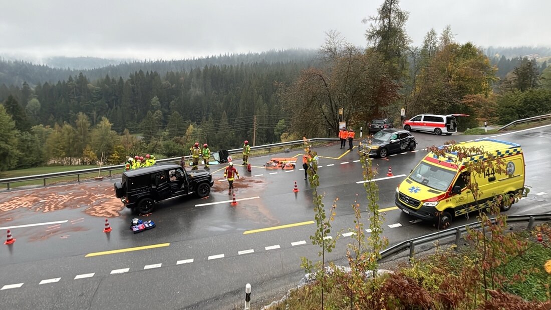 Bei einem Unfall mit mehreren beteiligten Fahrzeugen verletzten sich in Flims zwei Personen. 20261005154125989.jpg