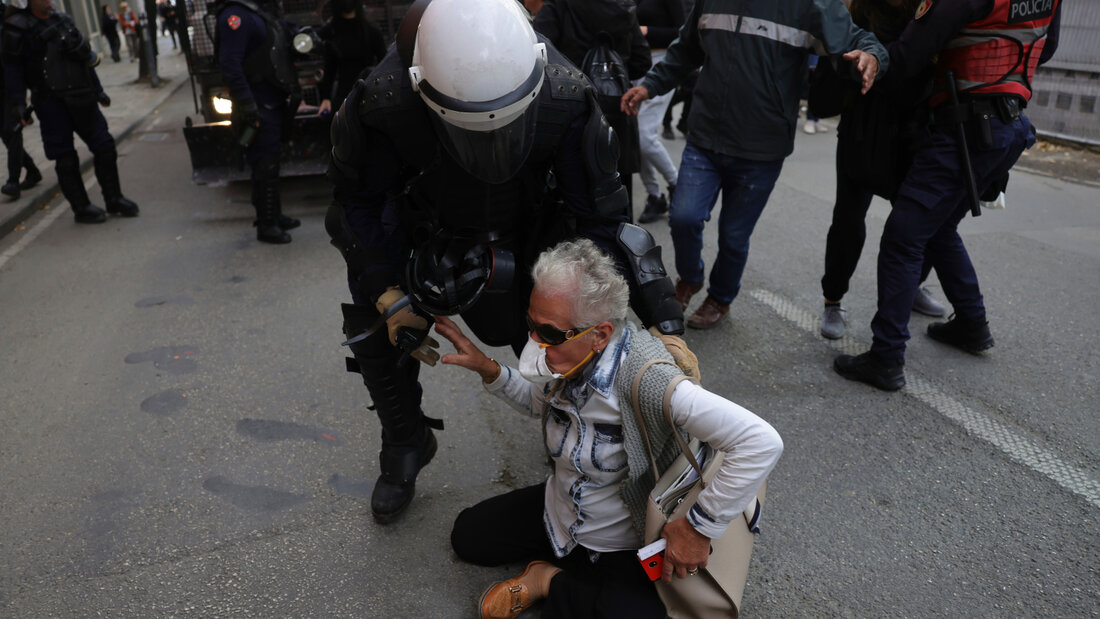 Ein Beamter der Bereitschaftspolizei versucht, einen Demonstranten während einer regierungskritischen Demonstration von der Straße zu bringen. Foto: Hameraldi Agolli/AP/dpa 20261015142019622.jpg