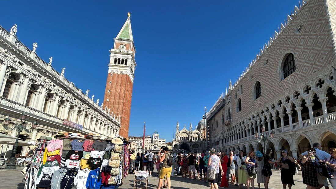 ARCHIV - Touristen stehen auf dem Markusplatz in Venedig. Foto: Christoph Sator/dpa 20261016123818169.jpg