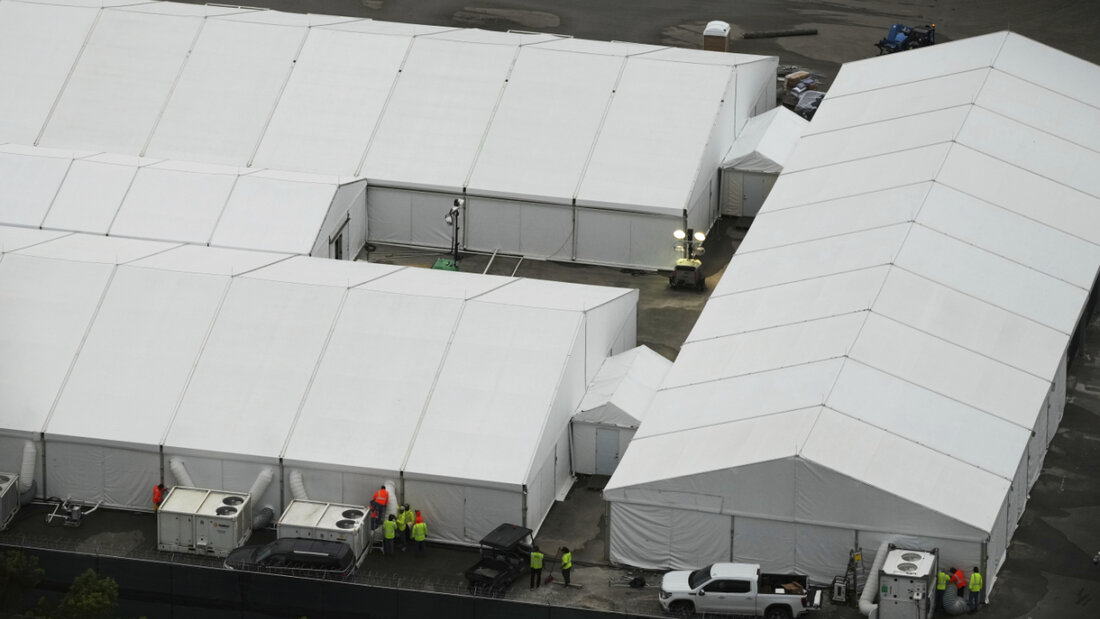 ARCHIV - Auf dem Flugfeld der Dade-Collier-Ausbildungs- und Übergangseinrichtung in den Everglades von Florida wird an einer neuen Haftanstalt für Migranten gearbeitet, die den Namen "Alligator Alcatraz" trägt. Foto: Rebecca Blackwell/AP/dpa 20250805162211996.jpg
