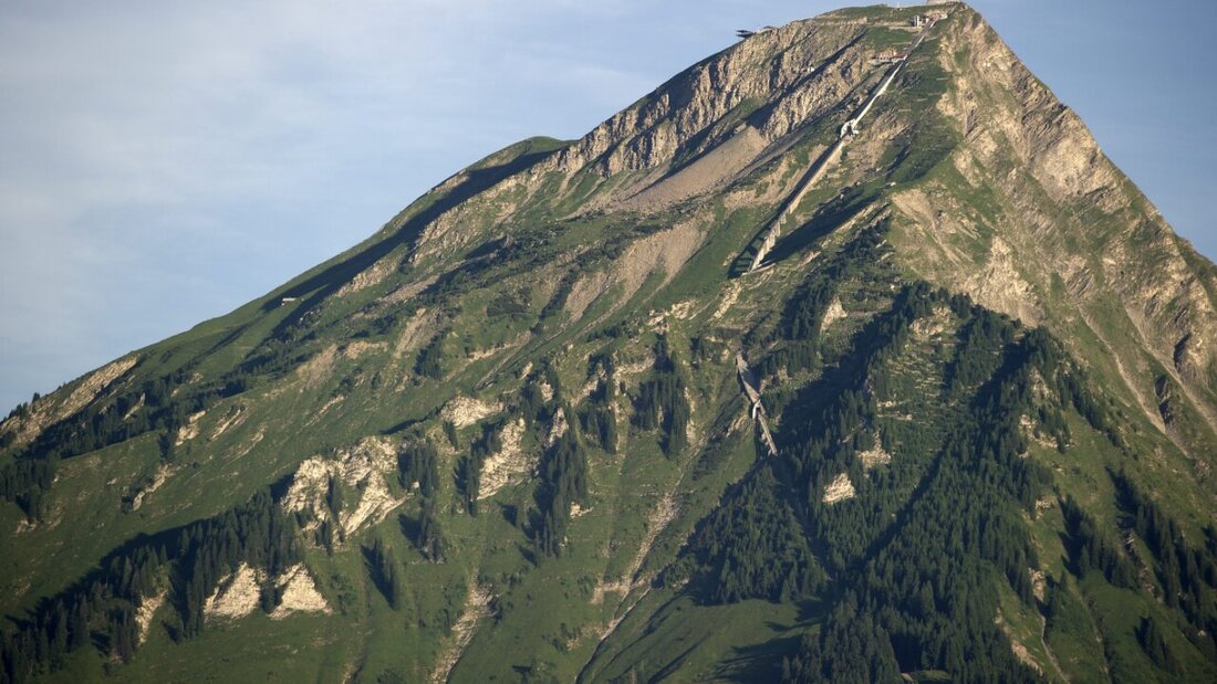 Der verunfallte Pilzsammler ist auf dem Bergwanderweg von der Schwandegg in Richtung Oberniese leblos aufgefunden worden. (Archivbild) 20250926145725170.jpg
