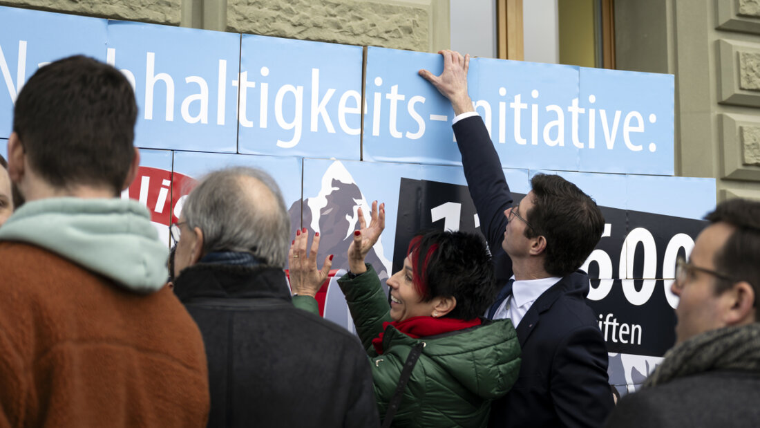 SVP-Exponentinnen und -Exponenten bei der Einreichung der Volksinitiative "Keine 10-Millionen-Schweiz". Die SVP hat heute ihre Kampagne für die Abstimmung am 14. Juni lanciert. (Archivbild) 20260324104626863.jpg