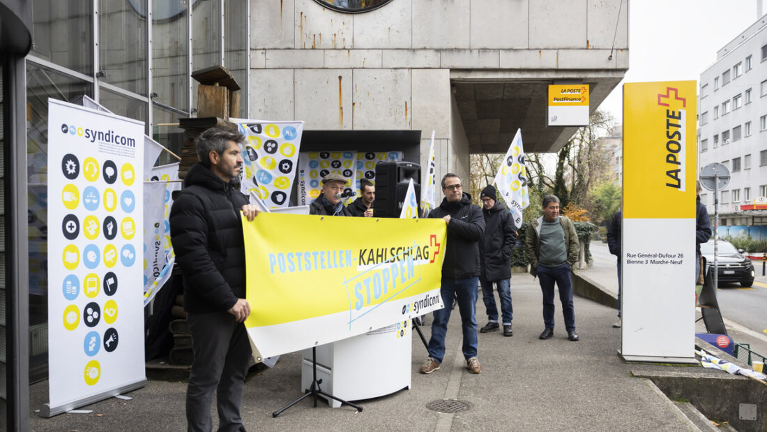 Es ist nicht das erste Mal, dass die Gewerkschaft Syndicom die Schweizerische Post wegen eines Stellenabbaus kritisiert. Das Bild zeigt eine Protestaktion im vergangenen November in Biel. (Archiv) 20250821102901019.jpg