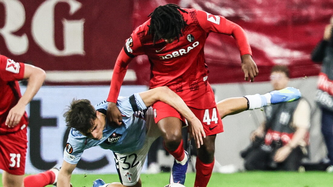 Freiburgs Johan Manzambi war gegen Celta Vigo nur schwer vom Ball zu trennen 20260409231542020.jpg