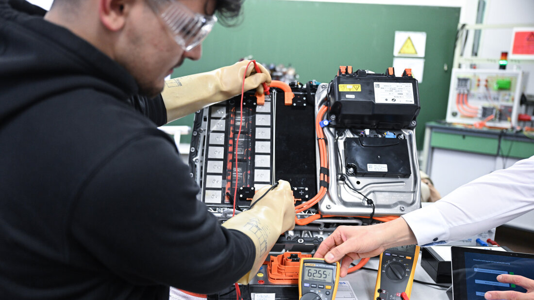 Automatisierung und KI verändern viele Einstiegsjobs für junge Menschen. Warum digitale Kompetenzen und Weiterbildung immer wichtiger werden. (Archivbild) 20260812035323624.jpg