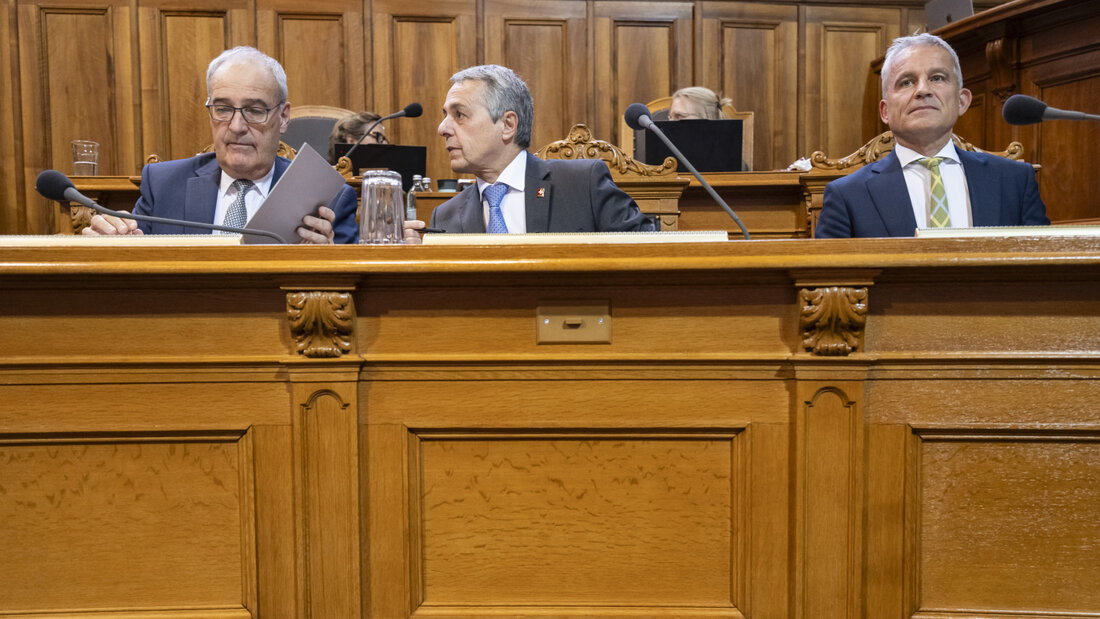 Gleich drei Mitglieder des Bundesrats verfolgen die Eintretensdebatte zu den EU-Verträgen im Ständerat: Bundespräsident und Wirtschaftsminister Guy Parmelin (links), Aussenminister Ignazio Cassis (Mitte) und Justizminister Beat Jans (rechts). 20260928153653135.jpg