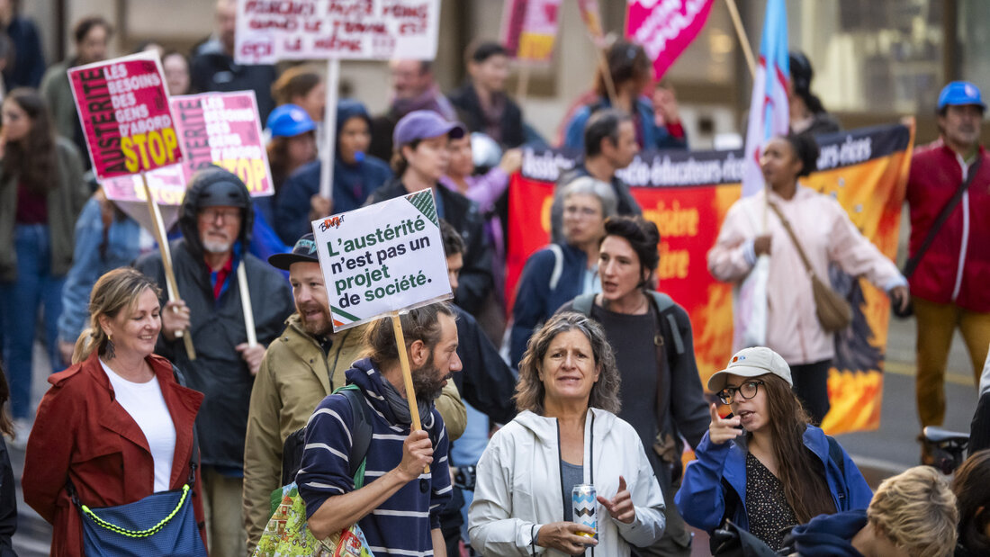 Wieder zogen in Genf am Donnerstag mehrere Hundert Angestellte des öffentlichen Dienstes aus Protest gegen Kürzungen durch die Strassen. 20261001213858772.jpg